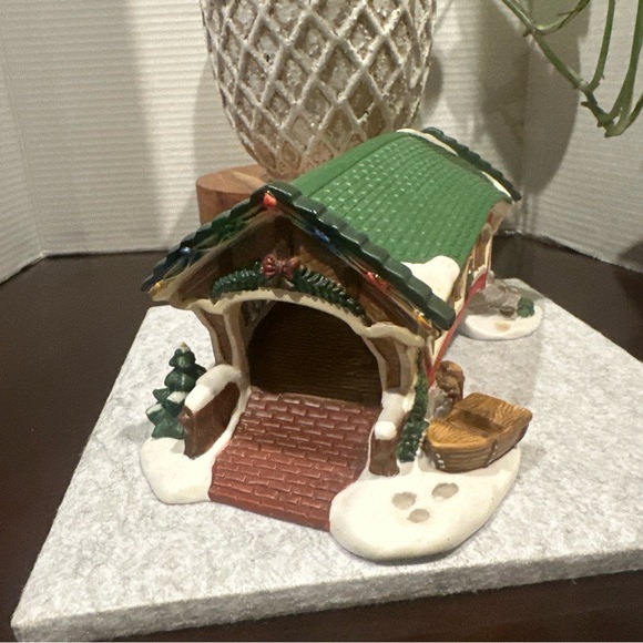 Dickens Collectables Porcelain Covered Bridge Village Accessories 1998 - Picture 4 of 14